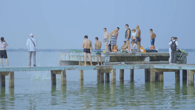 夏天东湖 傍晚人群 游泳纳凉