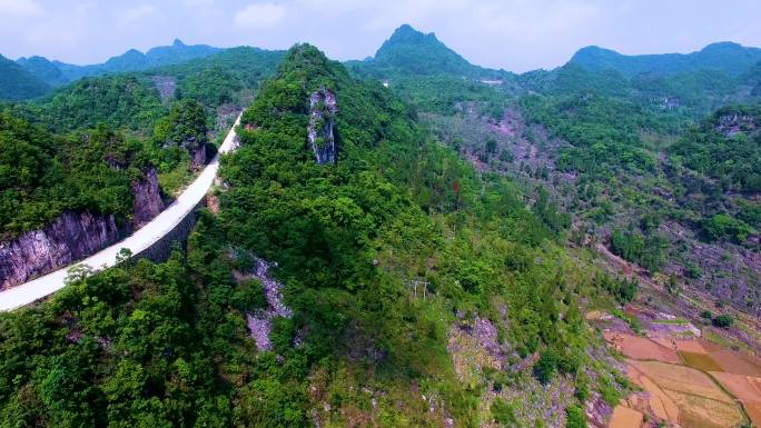 山路崎岖 公路行驶 货物运输