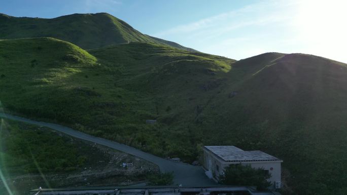 福建宁德鸳鸯草场牧区阳光洒落山顶蓝天白云