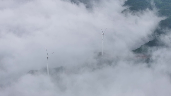 云雾缭绕森林大自然风车发电