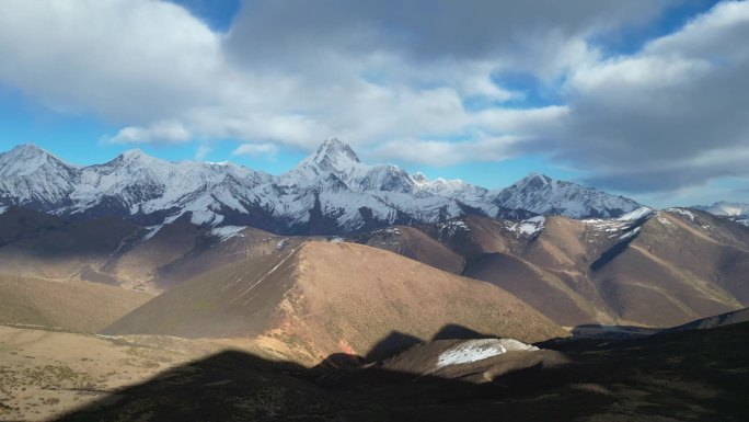 航拍冷嘎措眺望贡嘎主峰