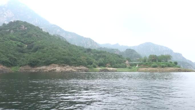 青龙峡水面上