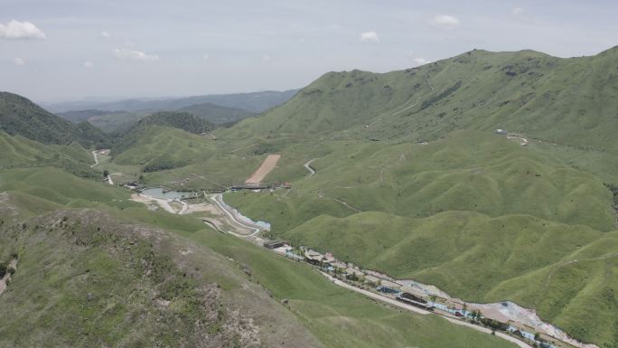 福建宁德鸳鸯草场牧区山峦蓝天白云航拍空镜