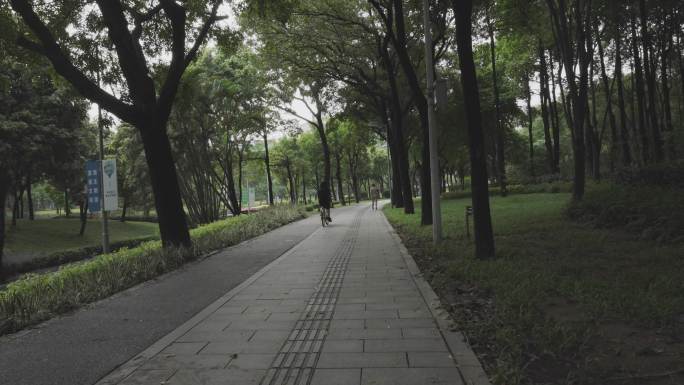 4K实拍夏天广州科韵路人行道骑单车市民