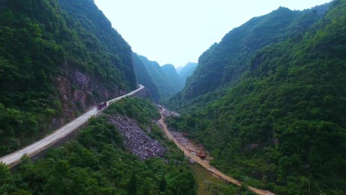 山路崎岖 公路行驶 货物运输