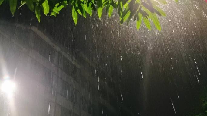 黑夜大雨暴雨如注雨夜城市上空雨滴夜雨落下