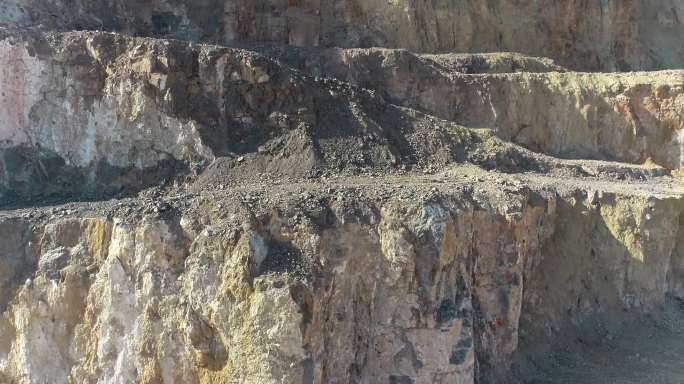 矿山开采挖掘机施工航拍