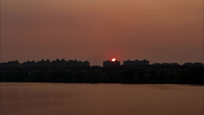 夕阳日落河流河边湿地河岸建筑