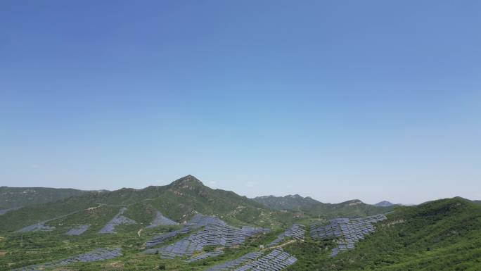 山区太阳能电池板鸟瞰图