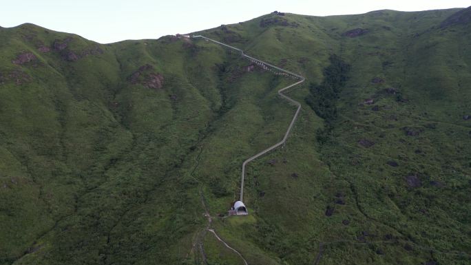 福建宁德鸳鸯草场牧区阳光洒落山顶蓝天白云