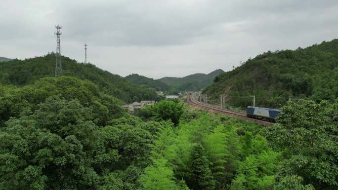 多组京九铁路中欧班列绿皮火车穿过村庄
