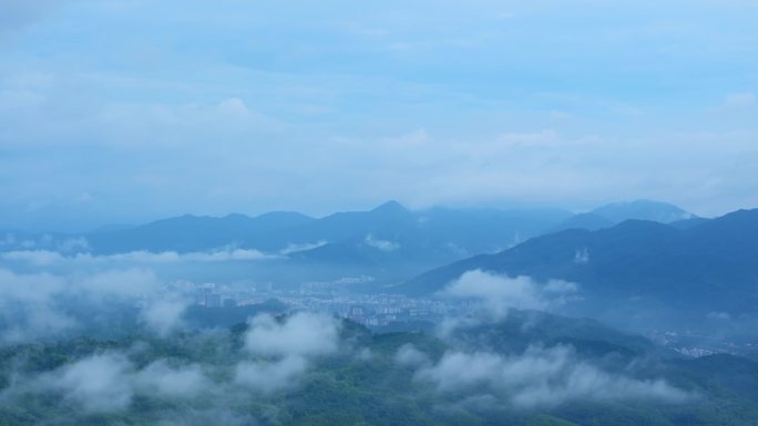 山脚下的小城航拍全景