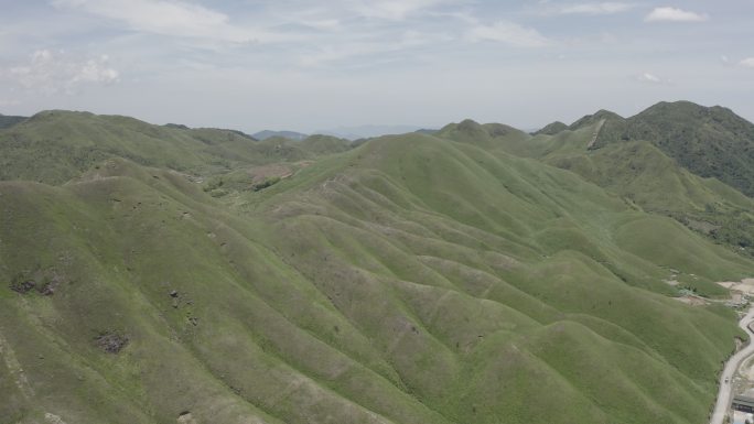 福建宁德鸳鸯草场牧区山峦蓝天白云航拍空镜