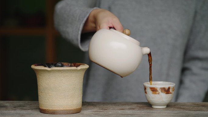 茶艺 紫砂壶泡茶倒茶出汤特写