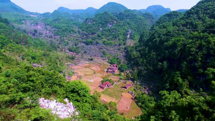 山路崎岖 公路行驶 货物运输