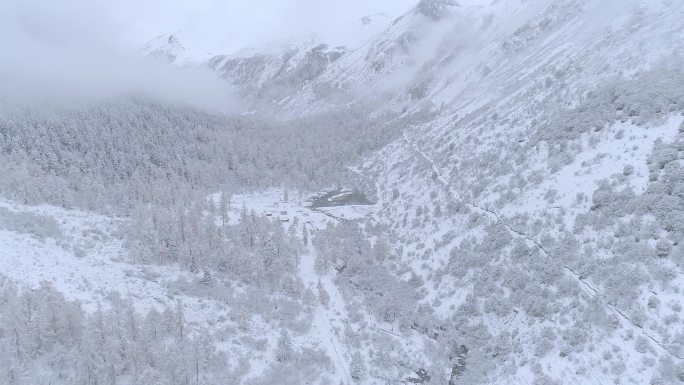 航拍冰天雪地中的高原山谷