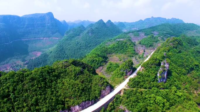 山路崎岖 公路行驶 货物运输