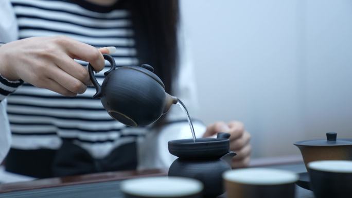 美女茶室泡茶倒茶