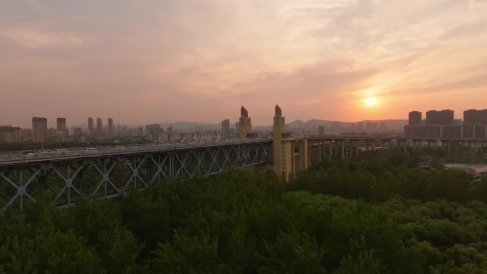 南京长江大桥黄昏夕阳车流4K航拍素材