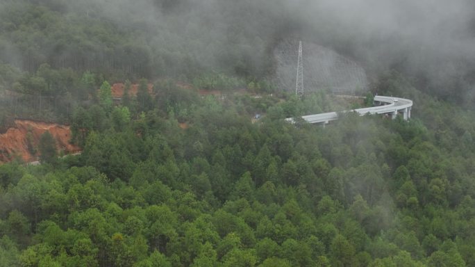 雨中泸沽湖景区公路