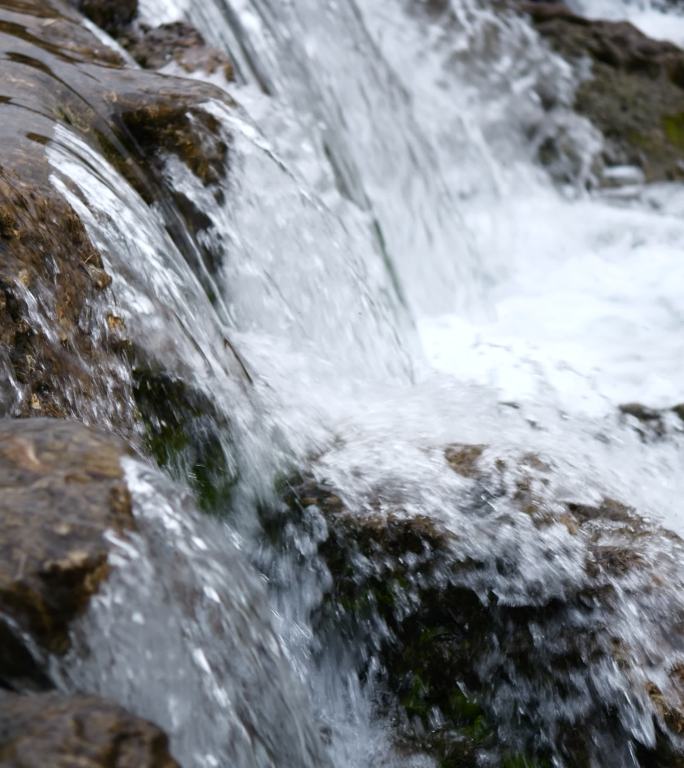 竖版山水山泉瀑布流水水域水源淡水