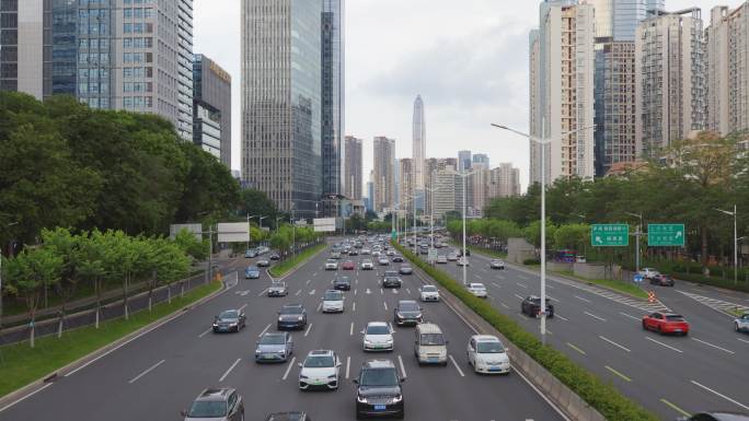 中国广东深圳繁忙的城市道路交通