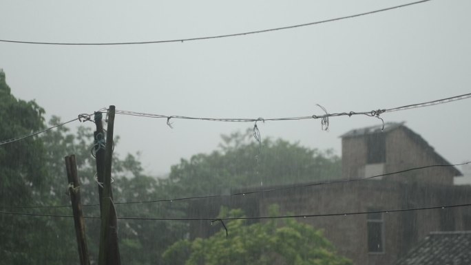 大暴雨 下雨 雨水 农村