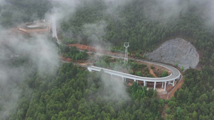 雨中泸沽湖景区公路