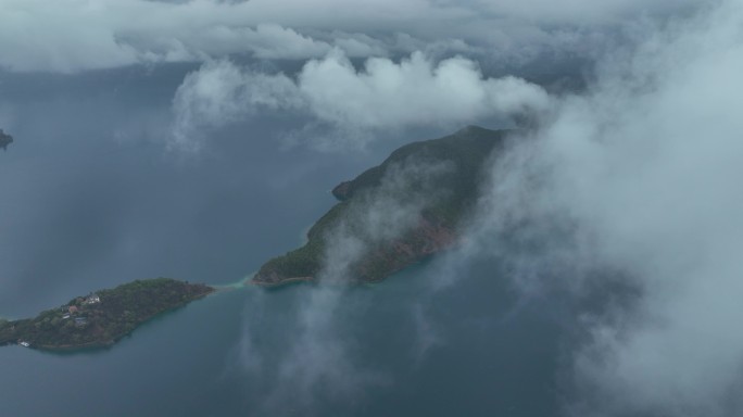 穿过云雾看到雨中泸沽湖女神湾