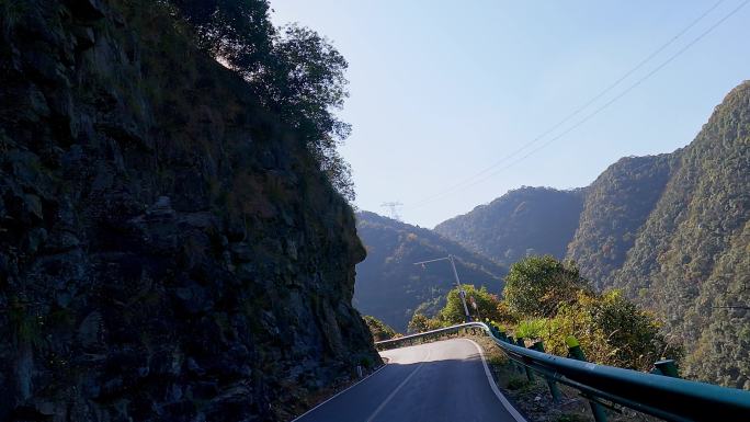 车辆行驶在盘山公路第一视角视频