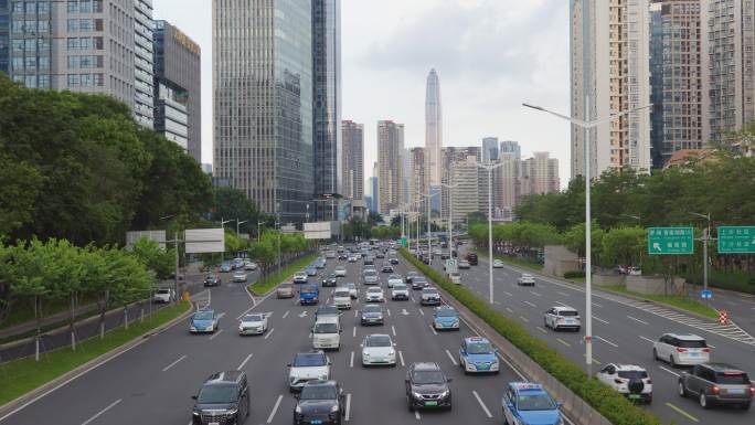 中国广东深圳繁忙的城市道路交通