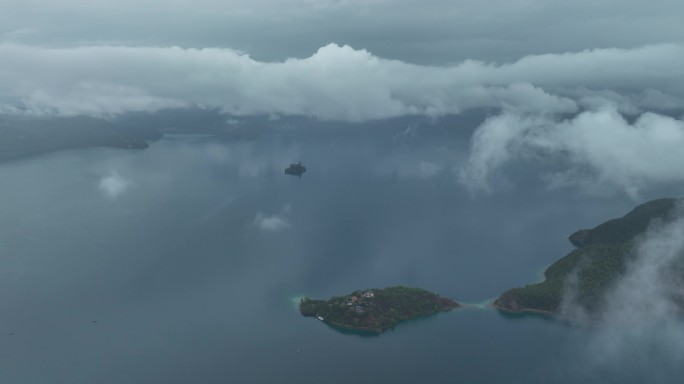 穿过云雾看到雨中泸沽湖女神湾