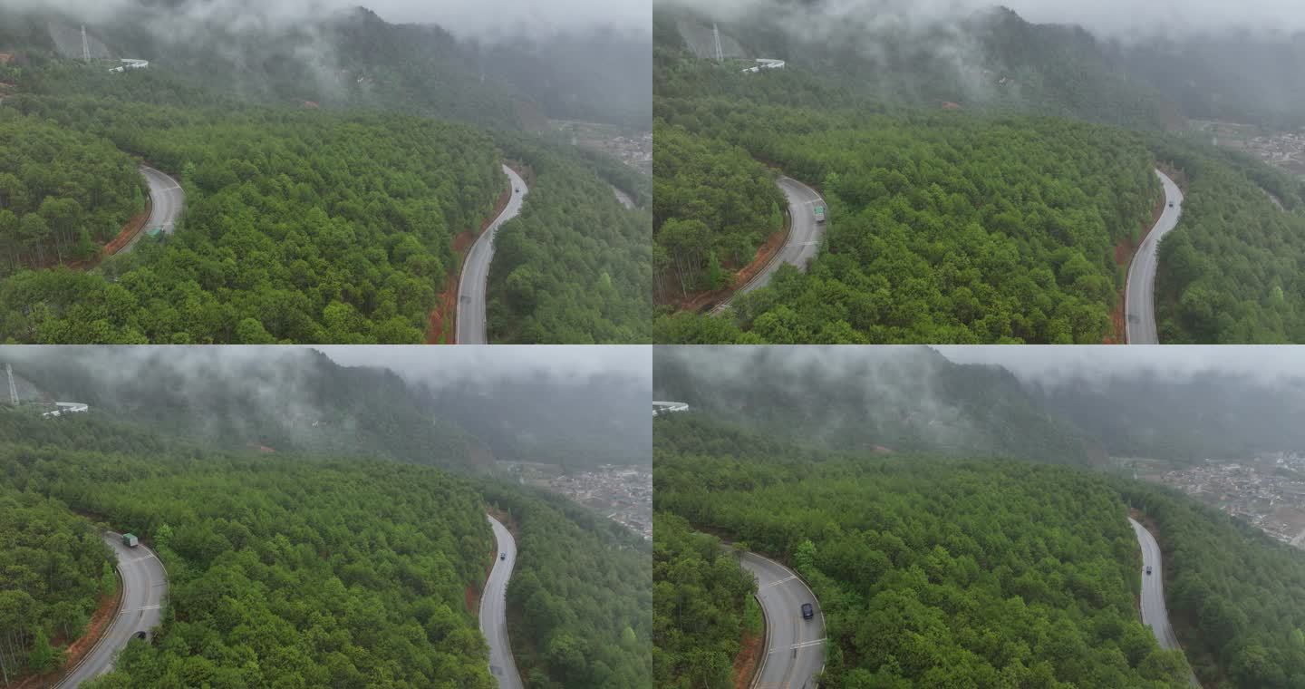 雨中泸沽湖景区公路