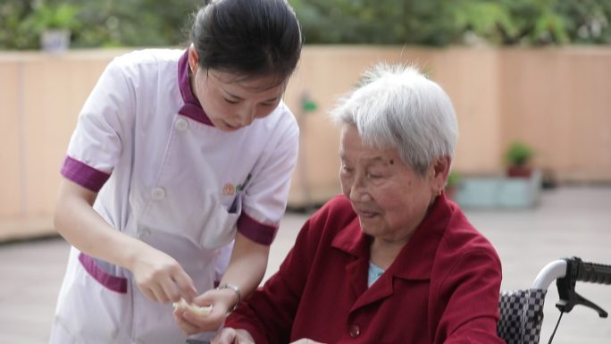 老人院 护士 包饺子 庭院 温馨