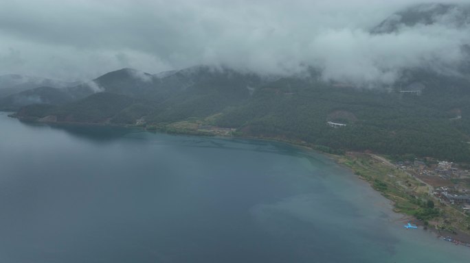 雨中泸沽湖