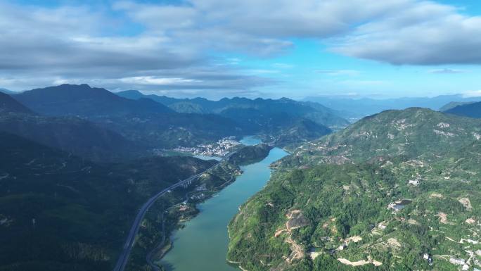 高山中的河流与高速公路