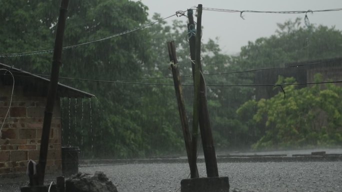 大暴雨 下雨 雨水 农村