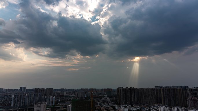 城市天空云隙光耶稣光丁达尔光乌云压城延时