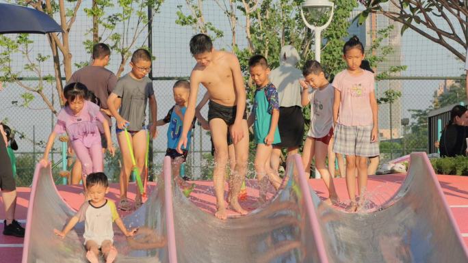 儿童玩水 小朋友暑期生活 亲子互动 夏天