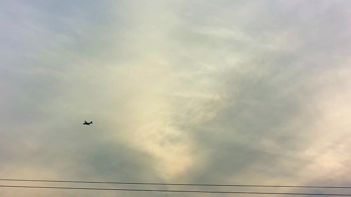 飞机翱翔天空 乌云遮挡夕阳