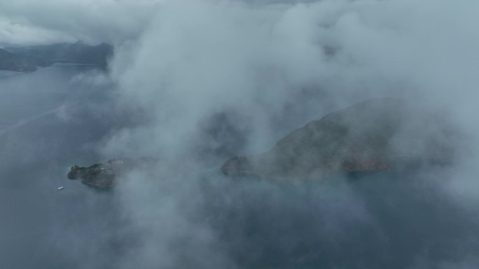 穿过云雾看到雨中泸沽湖女神湾