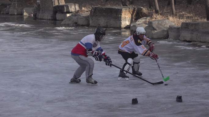 冬季公园湖面冰面上的冰球训练比赛