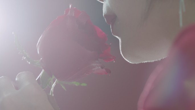 女子细嗅玫瑰