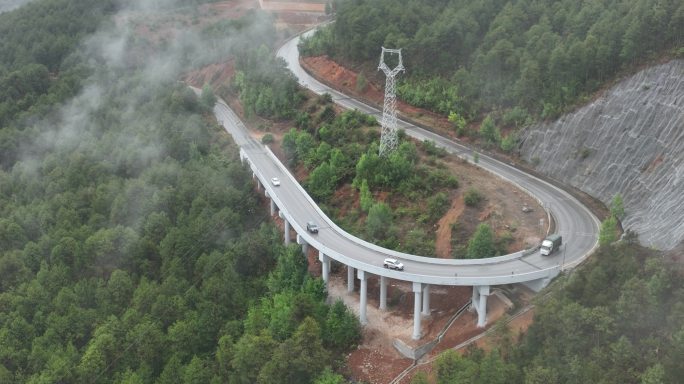 雨中泸沽湖景区公路