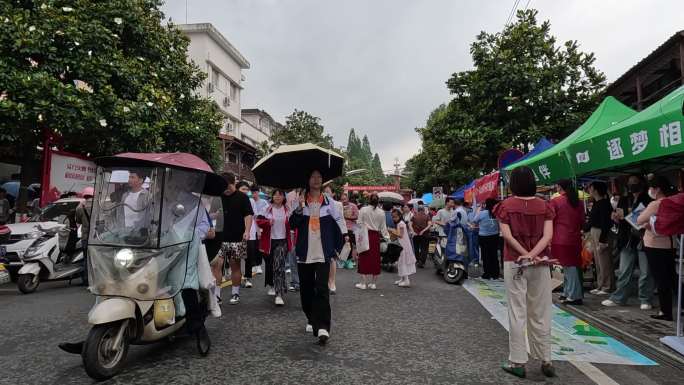 高考学生走出学校考场，考试结束