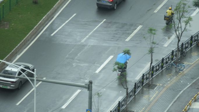 下雨天送外卖的小哥 外卖 车流 电动车