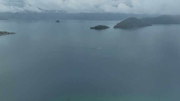 雨中泸沽湖