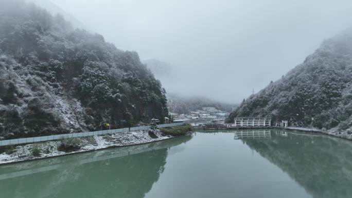 航拍下雪中的云雾大山川西旅游环线四姑娘山