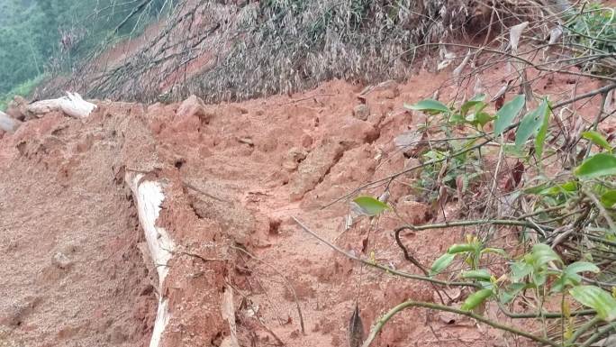 暴雨天地质灾害塌方雨水塌方山体滑坡