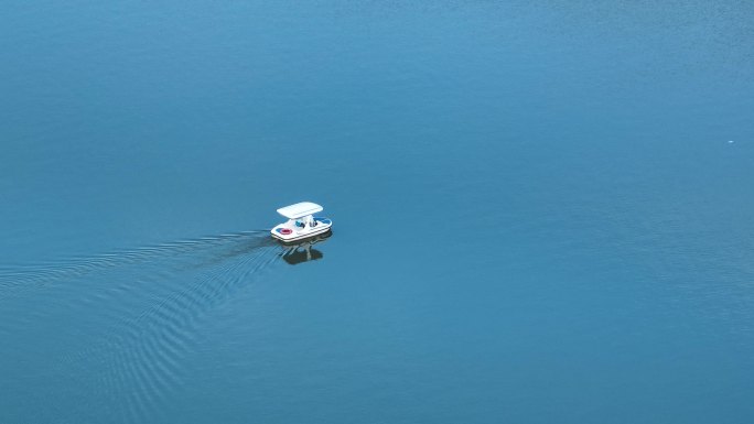 湖中游船亲子游航拍